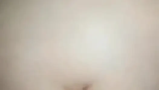 Büyük zenci inleyen orgazmlar üzerine eğilmiş derin hızlı anal