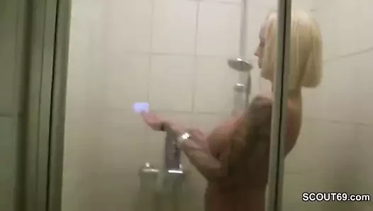 Yabancı yakalandı Alman büyük baştankara milf içinde duş ve sikme ona