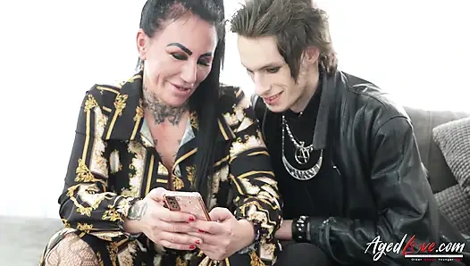 Büyük memeli olgun üvey anne becerikli adamın onu sert sikmesine izin veriyor