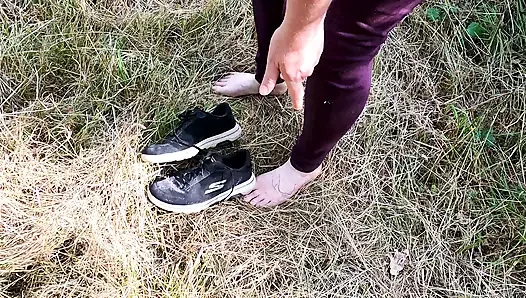 Yalınayak açık havada meme tokatlıyor