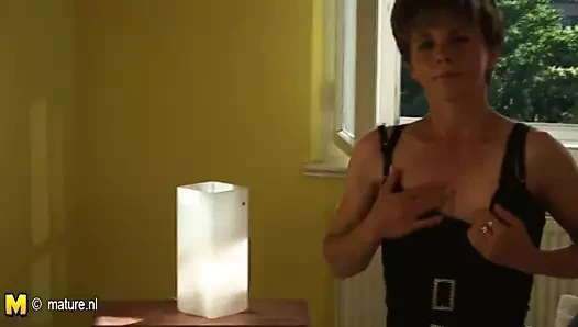 Olgun anne komşu oyuncakları ile oynuyor