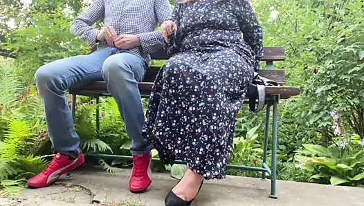 Ateşli orta yaşlı seksi kadın, lateks eldiven, yarak, açık havada, aldatılan koca için eldiven