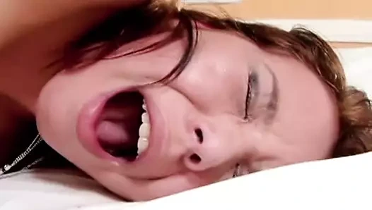 Koca sikli adam dilini ateşli hatunun sıkı ıslak amına sokuyor