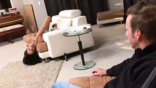 Dik latina angelina sevgililer günü gets yaraklı aşağı tarafından bir beyaz dev horoz