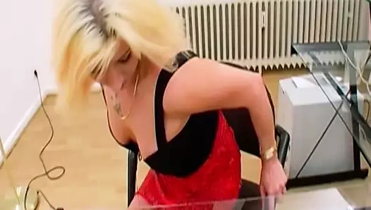 Almanya'dan ateşli sarışın kadın tıraşlı amcığını parmaklıyor ve ovuyor