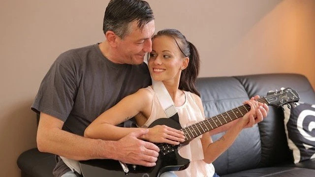 Eski4k. yaşlı müzisyen genç bebek için gitar çalıyor sonra onu sikikleri