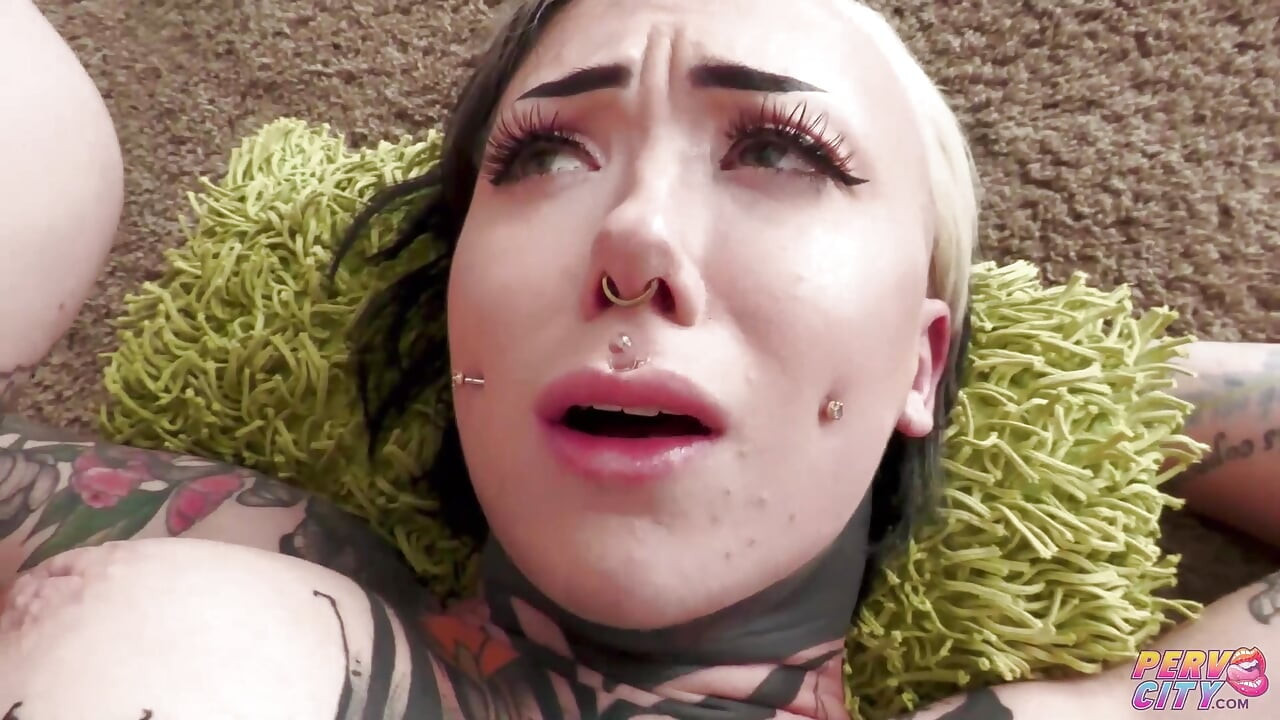 Lorelai Suicide'ın sıkı göt deliği ilk kez sikiliyor