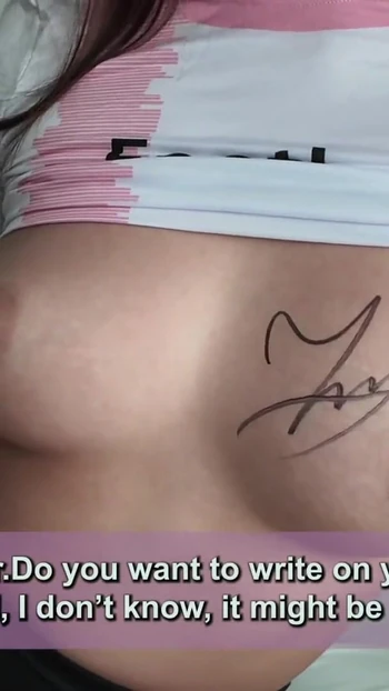 Эпический момент из "Фанат получил автограф и оставил полностью мокрым ⛲"