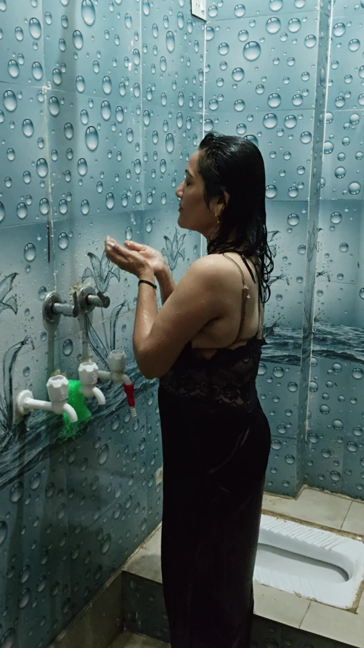 Hintli kadın banyo yapıyor