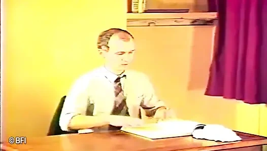 Zavallı genç ateşli kız sınıfta götüne şaplak atıyor