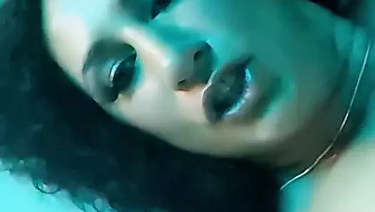 Yağlı şov! Çıplak ve dildo