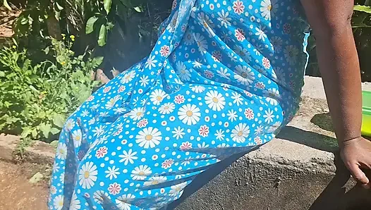 Üvey anne sabah açık havada banyo yapıyor