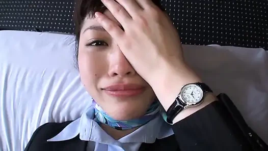 Olgun bir adam ve kabin görevlisi.