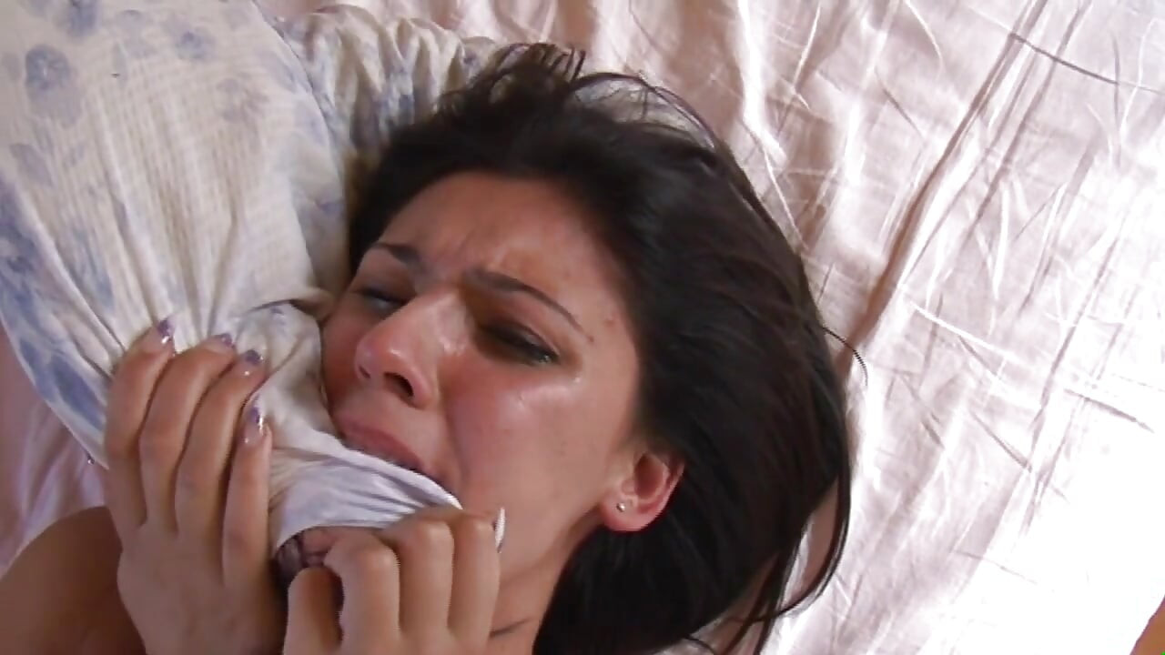 Amatör seksi esmer için derin ve sert anal penetrasyon
