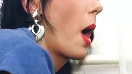 Egzotik Alman bayan seksi çoraplı vahşi bir sürtük gibi sikişiyor