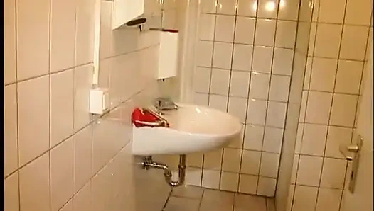 Amatör esmer genç kız büyük yarağı emiyor ve domalarak sikiliyor