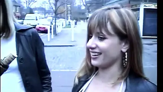 Yarak edepsiz yeni yetişkin şovu için Olivia White'ı bulduğu İngiltere'de tur yapıyor