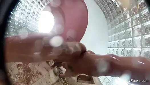 Dövmeli starlet christy alır bir güzel sıcak duş