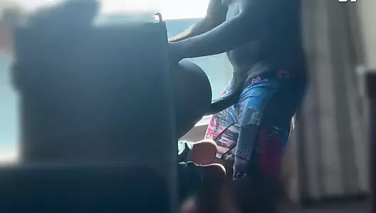 Onu açık bir pencereden sert sikiyor.