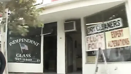 Büyük memeli esmer orta yaşlı seksi kadın iki yarak alıyor ve yüzüne boşalıyor