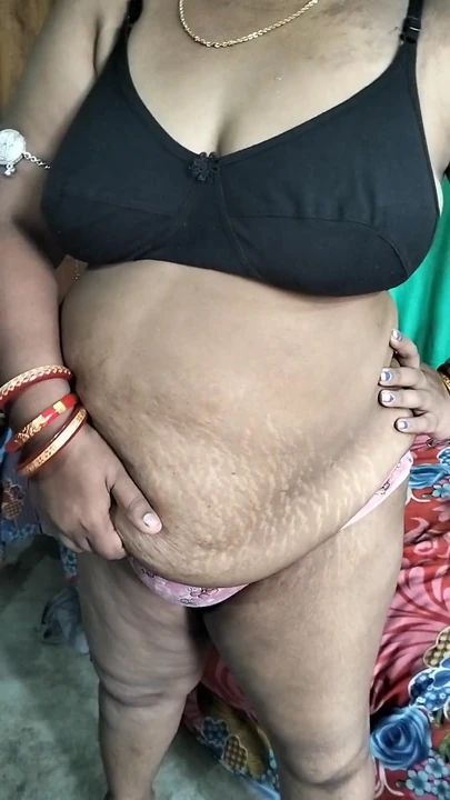 Эмоциональный момент из "Тайной связи с индийской домохозяйкой во время переодеться после душа"