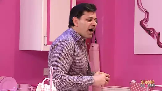 Analicious grup seks arasında iki esmer milfs ve bir büyük yaraklı adam olarak onlar emmek ve sikme sert