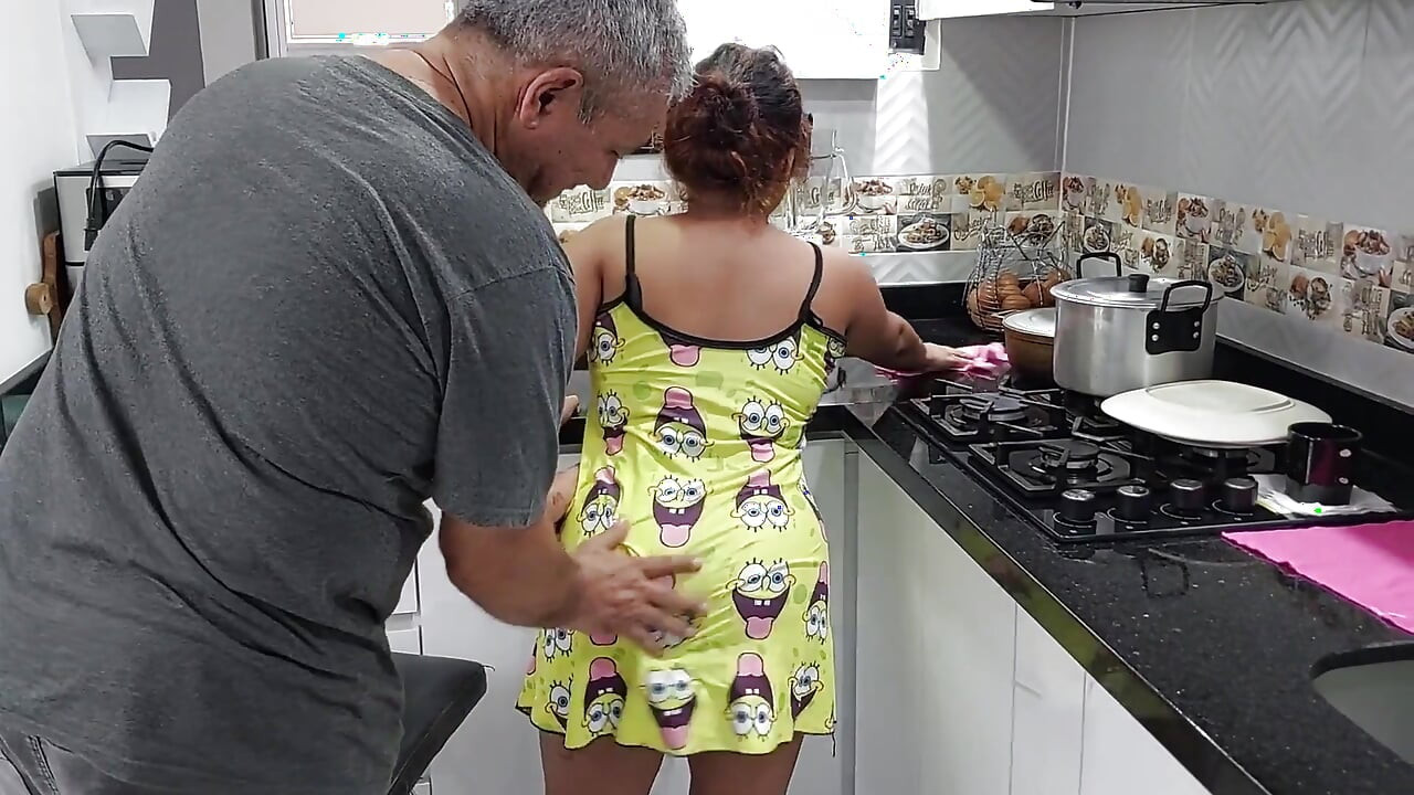 Apu mutfakta küçük Jassi ile azıyor. Onun sıkı amcığını çok iyi sikiyor