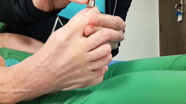 Küçük Ayaklar ve Tırnaklara Bakım Yoga Çapraz Bacaklar