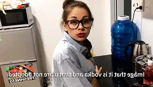 LA HERMANASTRA RUSA JUEGA CON LA HERMANASTRA