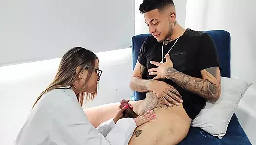 Hastam muayeneye geliyor ve onu emiyor ve daha iyi olması için sikişiyoruz