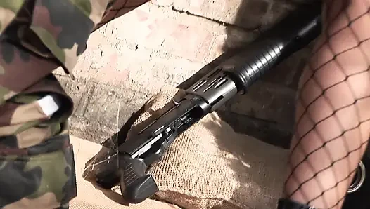 Военная красотка скачет на жестком хуе на улице