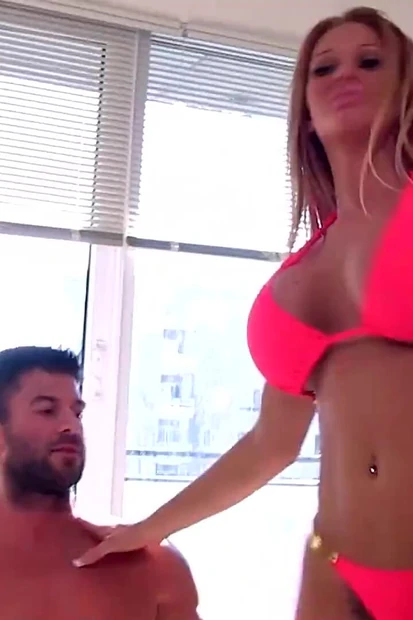 Возбужденной милфе трясет ее огромные сиськи и начиняют ее пизду!