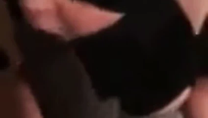 Faslı kaltak tesettürlü büyük zenci yarağını emiyor