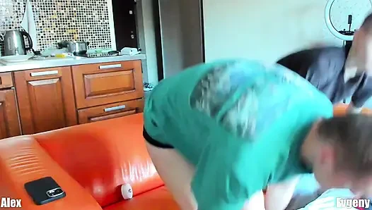 Yarın birbirinizi görmeyecekmişsiniz gibi öpüşün!