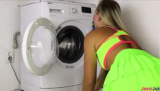 Çamaşır makinesine sıkıştı ve götünü siktirdi ve Jessijek'in içine boşalıyor