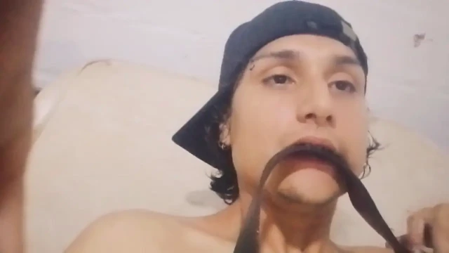 Femboy Kadınsı Poposuna Ve Testislerine Tokat Atıyor