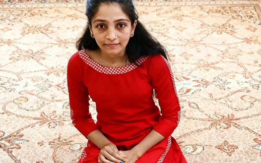 Sevimli genç kız otel odasında en iyi arkadaşı tarafından sikiliyor