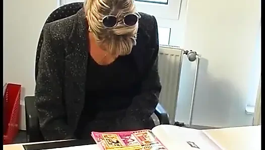 Almanya'dan sarışın ofis sekreteri yarağını memnun etmek için burada
