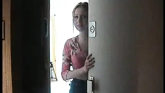 Evde gerçek amatör : Alice, seksi sarışın evinde soyunuyor