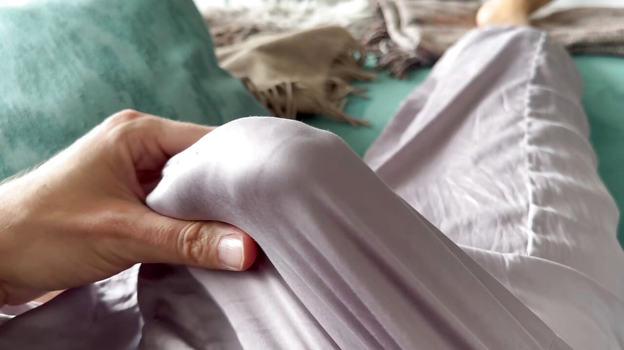 Komşum ipek pijamalı büyük sünnetsiz yarağımla boşalmamı izliyor