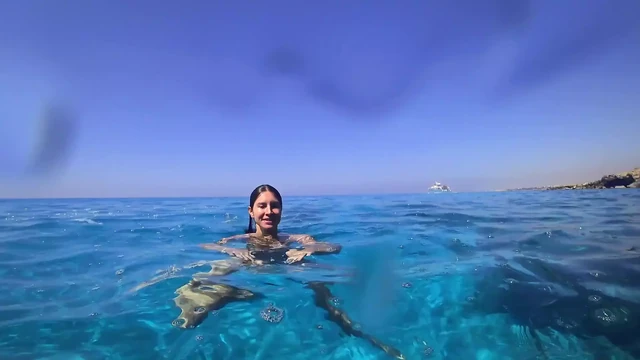 Stunning Girl Swims Nude on Public Beach