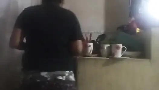 Hizmetçi mutfakta sikiliyor (karım neredeyse bizi buluyor)