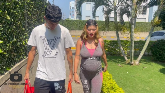 Hamile komşumun onu sert sikmesine ve dölümü büyük göğüslerine atmesine bahane olarak yardım ediyorum.