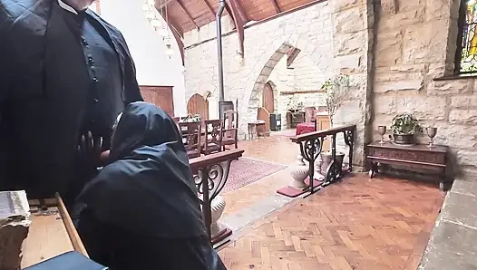Merakın tadı Rahibe rahibenin yarağını emiyor