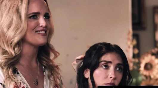 Saf tabu orta yaşlı seksi kadın Charlie Forde kocasının üvey babası ve üvey kızının Jane Wilde ile fantezilerini gerçekleştiriyor