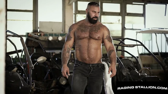 RAGING STALLION - İki Ateşli Vücut Geliştiriciyle Kirli Garajda Vahşi Anal Sikiş