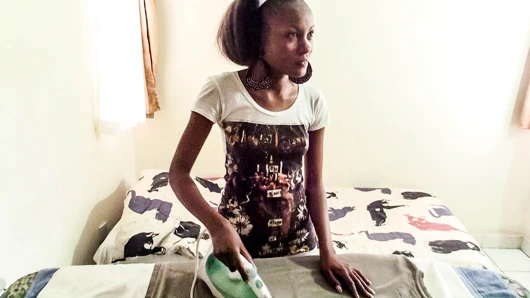 Yeni Afrikalı hizmetçimin sıkı amını deniyorum, esnemeye ihtiyacı var