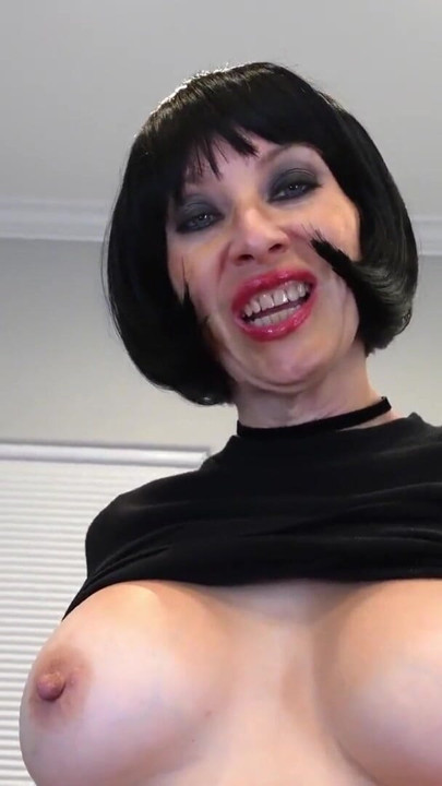 Sinir bozucu üvey kız kardeş üvey kardeşinin telefon seksini bölüyor - gotik maceralar e05 - orta yaşlı seksi kadın stella tam video | Klip 1