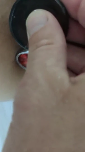 Незабываемый момент из "Крупным планом моей горячей французской милфы-жены с батплагом и мастурбацией игрушкой моей гладкой мокрой киски "