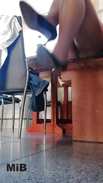Hiç düşünmeden koridordaki lambayı değiştirmek için iyi arkadaşımın evine geldim